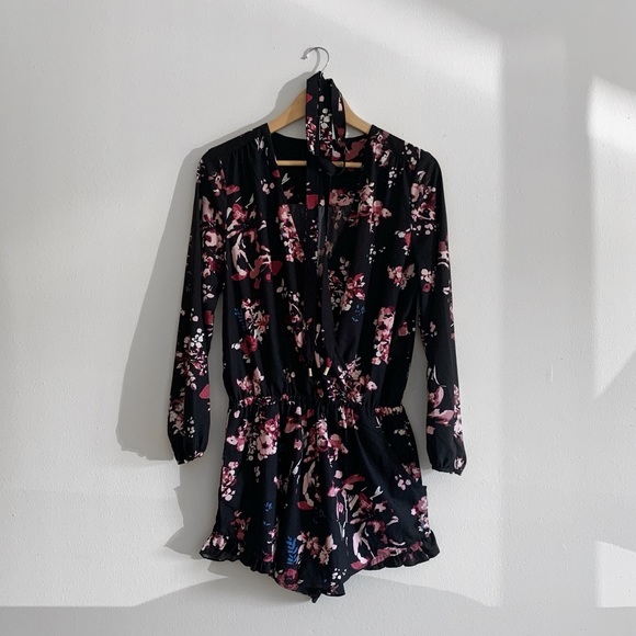 Floral romper with long sleeves and v neckline - Picture 1 of 8